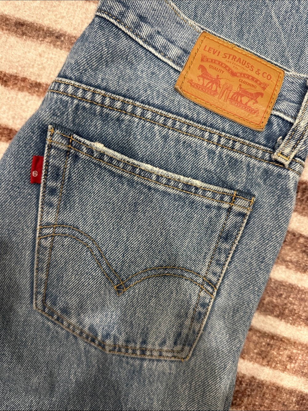 Women’s Light Blue Straight Jeans - Classic Five-Pocket Denim Size 25
